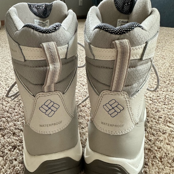 Woman’s Columbia Techlite Boots - Picture 3 of 3